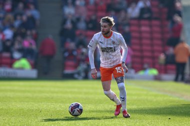 Blackpool takımından Hayden Coulson, 8 Mart 2025 'te Oakwell, Barnsley, İngiltere' de oynanan 1.