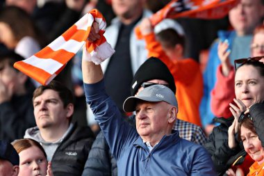 Blackpool taraftarları 8 Mart 2025 'te Oakwell, Barnsley, İngiltere' de oynanan 1.