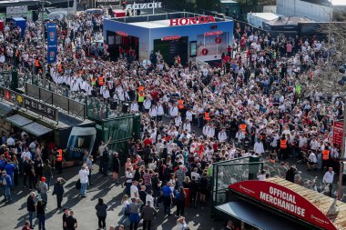 İngiliz oyuncular, 2025 Guinness 6 Milletler Kupası öncesinde İngiltere ile İtalya 'nın Twickenham kentinde oynanan Allianz Stadyumu karşılaşması öncesinde Allianz Stadyumu' na geldiler.
