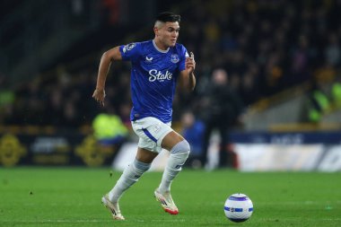 Everton 'dan Charly Alcaraz, Premier League maçı sırasında Wolverhampton Wanderers' a karşı Molineux, Wolverhampton, Birleşik Krallık 'ta 8 Mart 2025' te topu atıyor.