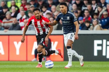 Aston Villa 'dan Ollie Watkins, Premier League karşılaşmasında Brentford' lu Ethan Pinnock 'tan baskı görüyor. Brentford, Aston Villa' ya karşı Gtech Community Stadyumu, Londra, Birleşik Krallık, 8 Mart 2025
