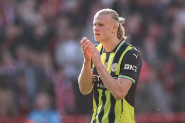 Manchester City 'den Erling Hland, Premier League maçından sonra İngiltere' nin Nottingham City kentinde oynanan Nottingham Forest maçında taraftarları alkışlıyor.
