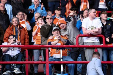 Blackpool taraftarları, 8 Mart 2025 'te Oakwell, Barnsley, Barnsley, İngiltere' de oynanan Sky Bet 1 karşılaşmasında 0-3 'lük galibiyetlerini kutladılar.