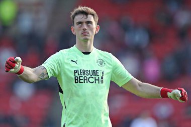 Blackpool F.C. 'den Harry Tyrer. 8 Mart 2025 'te Oakwell, Barnsley, İngiltere' de oynanan Sky Bet 1 karşılaşmasının ardından kutlanıyor.