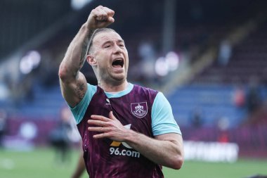 Burnley 'den Ashley Barnes, Burnley taraftarlarına yumruk sallıyor. 8 Mart 2025' te Burnley, Burnley 'de oynanan Sky Bet Şampiyonası maçı ıslık çaldıktan sonra.