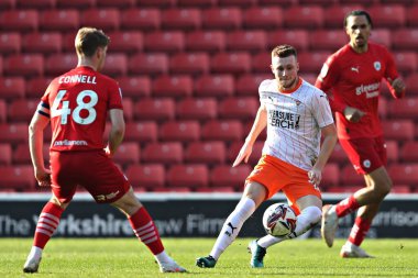 Blackpool F.C. 'den Sonny Carey. Sky Bet Ligi 1 maçında Barnsley, Blackpool 'a karşı Oakwell, Barnsley, İngiltere, 8 Mart 2025