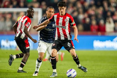 Brentford 'lu Christian Norgaard, Premier League karşılaşmasında Aston Villa' dan Boubacar Kamara 'nın 8 Mart 2025' te Londra 'daki Gtech Community Stadyumu' nda Brentford vs Aston Villa 'ya karşı oynadığı maçta baskı altına girdi.