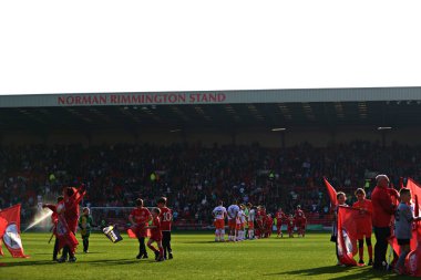 Her iki takım da 8 Mart 2025 'te Oakwell, Barnsley, Barnsley, İngiltere' de oynanan Sky Bet Lig 1 maçından önce Oakwell 'deki Norman Rimmington standının önünde sıraya girdiler.