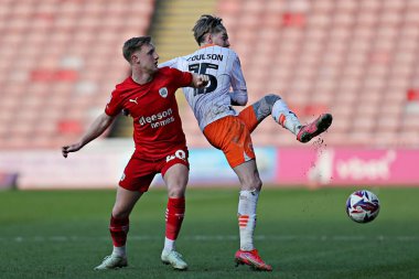 Barnsley FC 'den Davis Keillor-Dunn. Blackpool F.C. 'den Hayden Coulson' a baskı yapıyor. Sky Bet Ligi 1 maçında Barnsley, Blackpool 'a karşı Oakwell, Barnsley, İngiltere, 8 Mart 2025