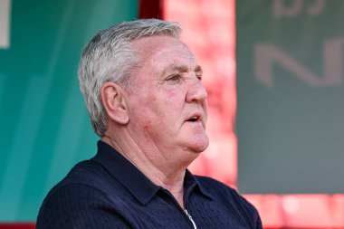 Blackpool teknik direktörü Steve Bruce, 8 Mart 2025 'te Oakwell, Barnsley-Blackpool maçında Oakwell' e geldi.