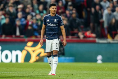 Aston Villa 'dan Ollie Watkins Premier Lig maçında Brentford, Aston Villa' ya karşı Gtech Community Stadyumu, Londra, 8 Mart 2025 'te seyrediyor.