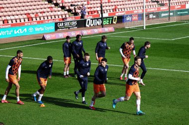 Blackpool oyuncuları maç öncesi ısınma oturumunda 8 Mart 2025 'te Oakwell, Barnsley-Blackpool maçında