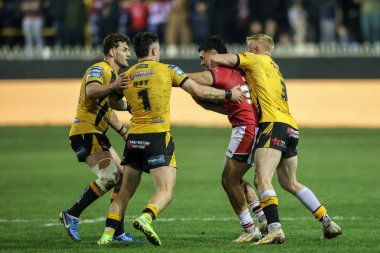 Castleford Red Devils takımından Tiaki Chan, Castleford Tigers 'dan Tex Hoy ve Castleford Tigers' tan Zac Cini ile oynanan Betfred Süper Lig 4. Raundda Castleford Tigers, Salford Red Devils 'e karşı The Mend-A-Hose Jungle, Castleford, İngiltere