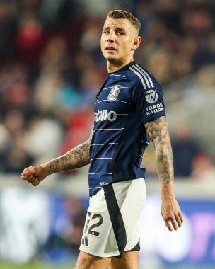 Aston Villa 'dan Lucas Digne Premier Lig maçında Brentford, Aston Villa' ya karşı Gtech Community Stadyumu, Londra, 8 Mart 2025 'te seyrediyor.