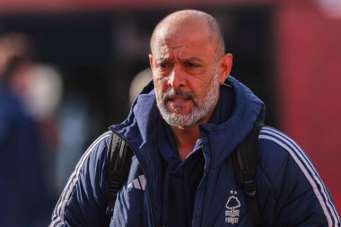 Nottingham Ormanı 'nın Nuno Espirito Santo Müdürü Premier Lig maçı sırasında Nottingham Forest Manchester City' ye karşı 8 Mart 2025 'te Nottingham, İngiltere' de geldi.
