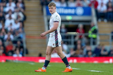 İngiltere 'den Fin Smith, 2025 Guinness maçında İngiltere' ye karşı İtalya maçını 9 Mart 2025 'te Twickenham, İngiltere' deki Allianz Stadyumu 'nda izliyor.