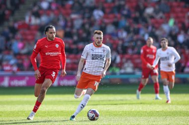 Blackpool 'dan Sonny Carey, Barnsley' li BT Jon Russell 'ın 8 Mart 2025' te Oakwell, Barnsley, İngiltere 'de oynanan Sky Bet Lig 1 maçı sırasında attığı top ile ara verdi.