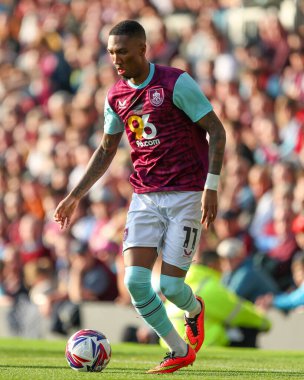 Burnley 'li Jaidon Anthony, Gökyüzü İddia Şampiyonası maçında topu ayaklarının dibine aldı Burnley, Burnley' e karşı Turf Moor, İngiltere, 8 Mart 2025