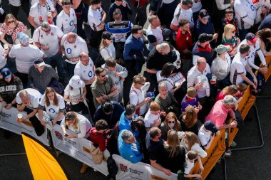 Taraftarlar 2025 Guinness maçından önce oyuncuların gelmesini bekliyorlar. 6 ülke İtalya 'ya karşı Allianz Stadyumu, Twickenham, Birleşik Krallık, 9 Mart 2025