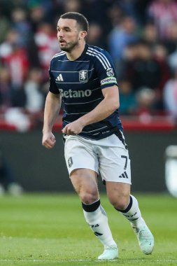 Aston Villa takımından John McGinn, Premier League maçında Brentford, Aston Villa 'ya karşı Gtech Community Stadyumu, Londra, 8 Mart 2025