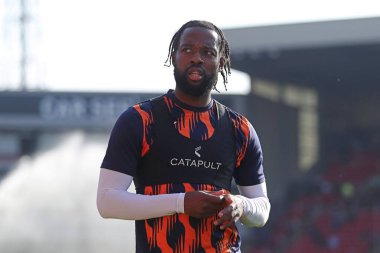Blackpool F.C. 'den Josh Onomah. 8 Mart 2025 'te Oakwell, Barnsley, İngiltere' de oynanan Sky Bet 1 karşılaşmasından önce taraftarları alkışlıyor.