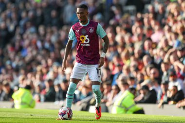 Burnley 'li Jaidon Anthony, Gökyüzü İddia Şampiyonası maçında topu ayaklarının dibine aldı Burnley, Burnley' e karşı Turf Moor, İngiltere, 8 Mart 2025
