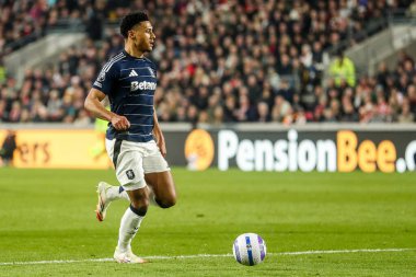 Aston Villa takımından Ollie Watkins, Premier League maçında Brentford-Aston Villa maçında Londra 'daki Gtech Community Stadyumu' nda 8 Mart 2025 'te topu bırakıyor.
