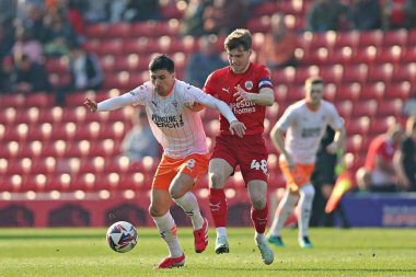 Blackpool F.C. 'den Albie Morgan. Barnsley F.C. 'den Luca Connell baskı yapıyor. Sky Bet Ligi 1 maçında Barnsley, Blackpool 'a karşı Oakwell, Barnsley, İngiltere, 8 Mart 2025