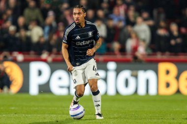 Aston Villa takımından Boubacar Kamara, Premier League maçında Brentford ile Aston Villa arasında 8 Mart 2025 'te Londra' daki Gtech Community Stadyumu 'nda koşuyor.