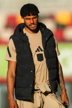 Aston Villa 'dan Tyrone Mings, Premier League maçından önce Gtech Community Stadyumu' na geldi. Brentford, Aston Villa 'ya karşı Gtech Community Stadyumu, Londra, Birleşik Krallık, 8 Mart 2025