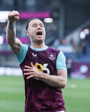 Burnley 'den Ashley Barnes, Burnley taraftarlarına yumruk sallıyor. 8 Mart 2025' te Burnley, Burnley 'de oynanan Sky Bet Şampiyonası maçı ıslık çaldıktan sonra.