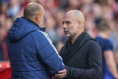 Manchester City 'nin Pep Guardiola teknik direktörü Nottingham Ormanı' nın Nottingham Forest 'a karşı Manchester City' de 8 Mart 2025 'te oynanan Premier League maçı sırasında Nuno Espirito Santo Müdürü Nuno Espirito ile el sıkışıyor.