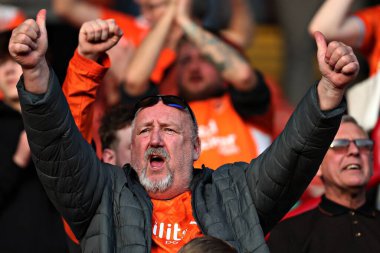 Blackpool taraftarları 8 Mart 2025 'te Oakwell, Barnsley, İngiltere' de oynanan 1.