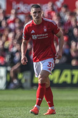 Nottingham Ormanı 'ndan Nikola Milenkovi Premier Lig maçı sırasında Nottingham Forest Manchester City' ye karşı 8 Mart 2025 'te Nottingham, İngiltere' deki City Ground 'da