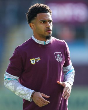Burnley 'den Marcus Edwards 8 Mart 2025' te Burnley, Burnley, Burnley 'de Luton Town maçının öncesinde ısınıyor.