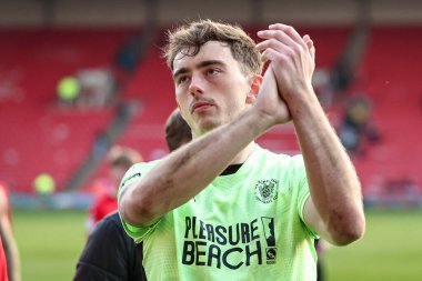 Blackpool 'dan Harry Tyrer, 8 Mart 2025' te Oakwell, Barnsley, İngiltere 'de oynanan Sky Bet Lig 1 karşılaşmasında son ıslık çaldıktan sonra taraftarları alkışlıyor.