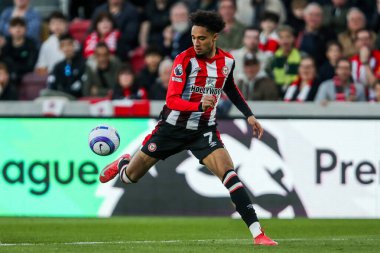 Brentford 'dan Kevin Schade Premier League maçında topu kontrol ediyor Brentford, Aston Villa' ya karşı Gtech Community Stadyumu, Londra, 8 Mart 2025