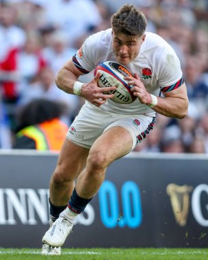 İngiltere 'den Tommy Freeman topu 2025 Guinness 6 Milletler İtalya' ya karşı Allianz Stadyumu, Twickenham, Birleşik Krallık 'ta 9 Mart 2025' te oynanan karşılaşmada atıyor.