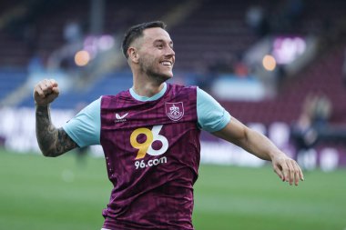 Burnley Pumps takımından Josh Brownhill Burnley taraftarlarına yumruk attı. 8 Mart 2025 'te Burnley, Burnley, İngiltere' de Luton Town maçında tam zamanlı ıslık çaldıktan sonra.