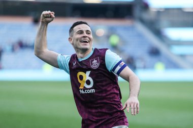 Burnley 'den Josh Cullen Burnley taraftarlarına yumruk sallıyor. 8 Mart 2025' te Burnley, Burnley 'de oynanan Sky Bet Şampiyonası maçından sonra.