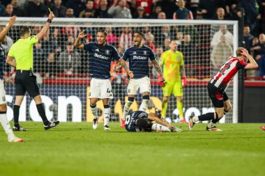 Brentford 'dan Nathan Collins, Premier League maçında Brentford-Aston Villa maçında Londra' daki Gtech Community Stadyumu 'nda sarı kart aldı.