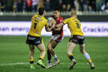 Castleford Red Devils takımından Tiaki Chan, Castleford Tigers 'dan Tex Hoy ve Castleford Tigers' tan Zac Cini ile oynanan Betfred Süper Lig 4. Raundda Castleford Tigers, Salford Red Devils 'e karşı The Mend-A-Hose Jungle, Castleford, İngiltere