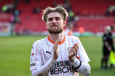 Blackpool 'dan Hayden Coulson, 8 Mart 2025' te Oakwell, Barnsley, İngiltere 'de oynanan Sky Bet 1 karşılaşmasında son ıslık çaldıktan sonra taraftarları alkışlıyor.