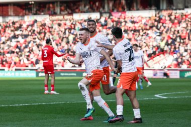 Blackpool 'dan Sonny Carey, 8 Mart 2025' te Oakwell, Barnsley, İngiltere 'de oynanan Sky Bet 1 karşılaşmasında 0-1' lik galibiyet golünü kutluyor.