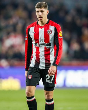 Brentford 'dan Vitaly Janelt Premier Lig maçında Brentford, Aston Villa' ya karşı Gtech Community Stadyumu, Londra, 8 Mart 2025 'te seyrediyor.