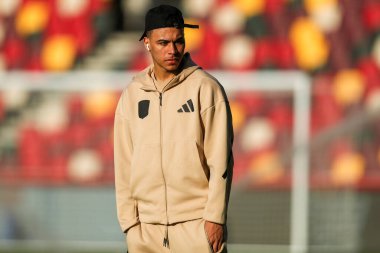 Aston Villa 'dan Morgan Rogers, Premier League karşılaşması öncesinde Gtech Community Stadyumu' na geldi. Brentford, Aston Villa 'ya karşı Gtech Community Stadyumu' nda, 8 Mart 2025