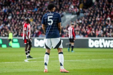 Aston Villa takımından Tyrone Mings, Premier League maçında Brentford, Aston Villa 'ya karşı Gtech Community Stadyumu' nda, 8 Mart 2025 'te seyrediyor.