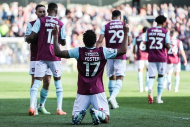 Burnley 'den Lyle Foster, 8 Mart 2025' te Burnley ile Luton Town arasında oynanan Sky Bet Şampiyonası maçında 2-0 'lık golü kutluyor.