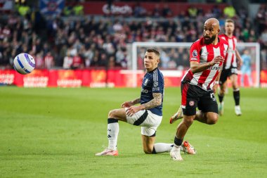 Aston Villa 'dan Lucas Digne, Brentfords takımından Bryan Mbeumo' nun Premier League karşılaşmasında Brentford, Aston Villa 'ya karşı Gtech Community Stadyumu, Londra, İngiltere' de 8 Mart 2025 'te karşı karşıya gelmesini engelledi.