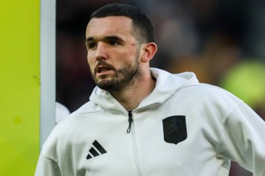 Aston Villa takımından John McGinn, Premier League maçından önce, 8 Mart 2025 'te Londra' daki Gtech Community Stadyumu 'nda Brentford-Aston Villa maçında sıralanır.
